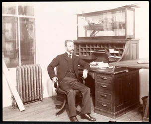 Utsikt over en mann ved et skrivebord, antagelig en del av Nicaragua Canal Commission, Nicaragua, 1902 (sølv gelatintrykk)